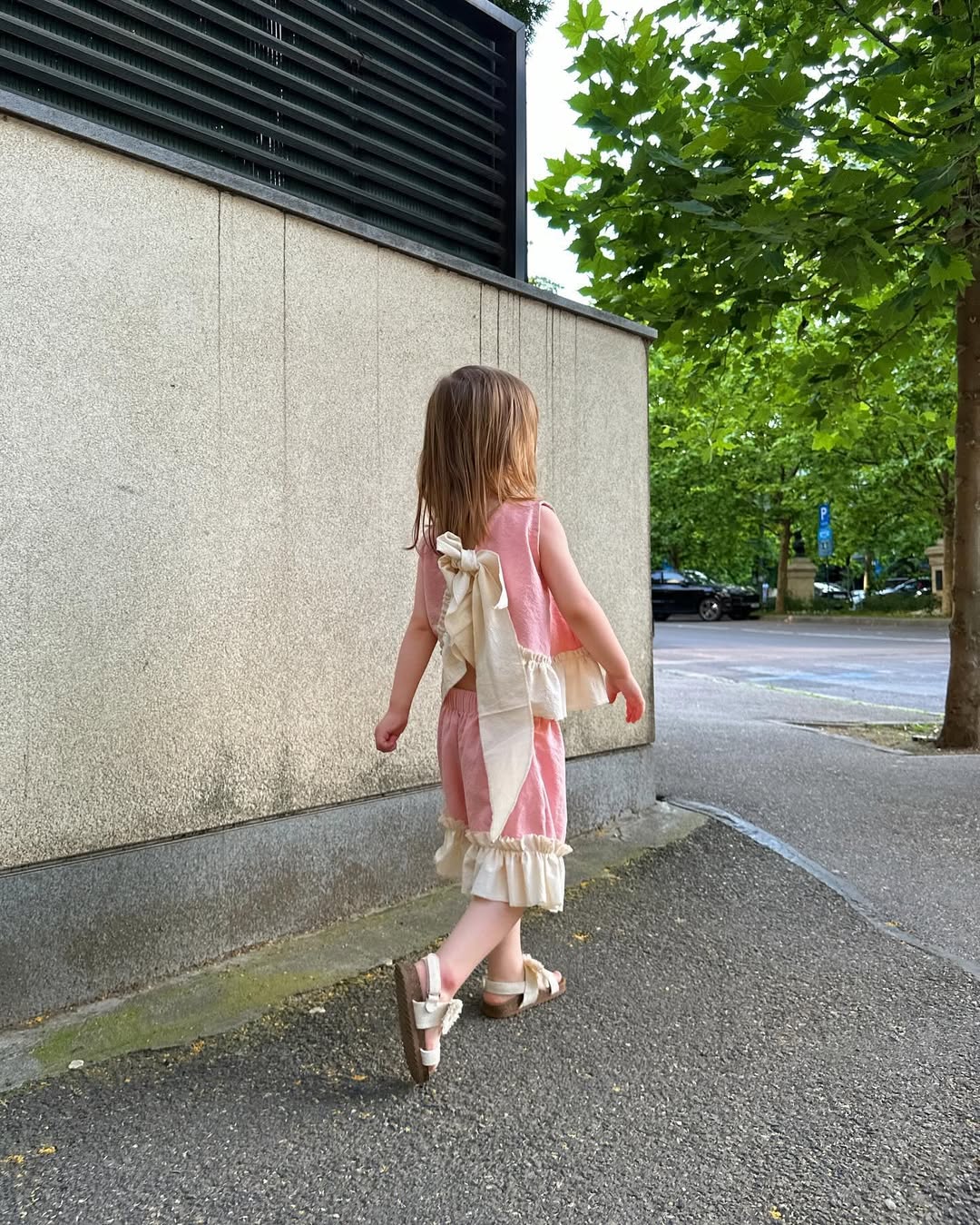 Set din două piese pentru fetițe – roz pudră cu volănașe și fundă mare, handmade din 100% bumbac – Handmade Lilisicopiii